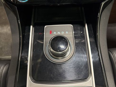 Used 2018 Jaguar XE Premium image 22