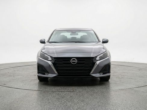 Used 2025 Nissan Altima 2.5 SV image 2