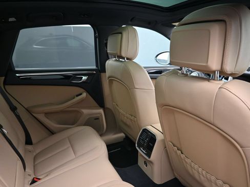 Certified 2026 Porsche Macan AWD/4WD image 7