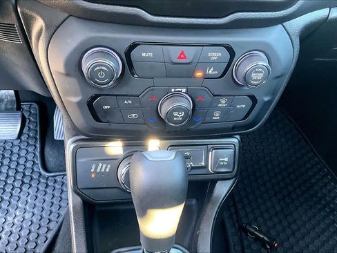 Used 2023 Jeep Renegade Latitude image 31