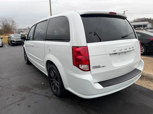Used 2017 Dodge Grand Caravan SE image 5