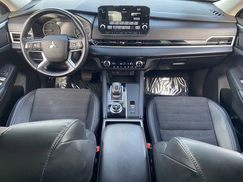 Used 2023 Mitsubishi Outlander SE image 12