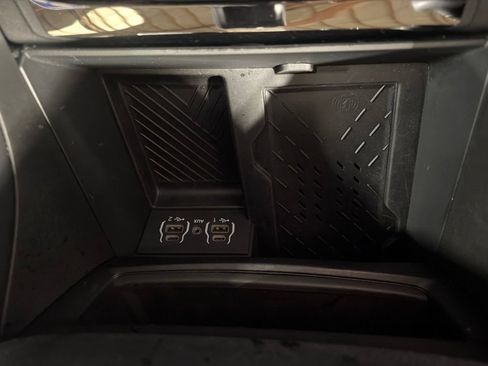 Used 2025 Chrysler Pacifica Limited FWD image 8
