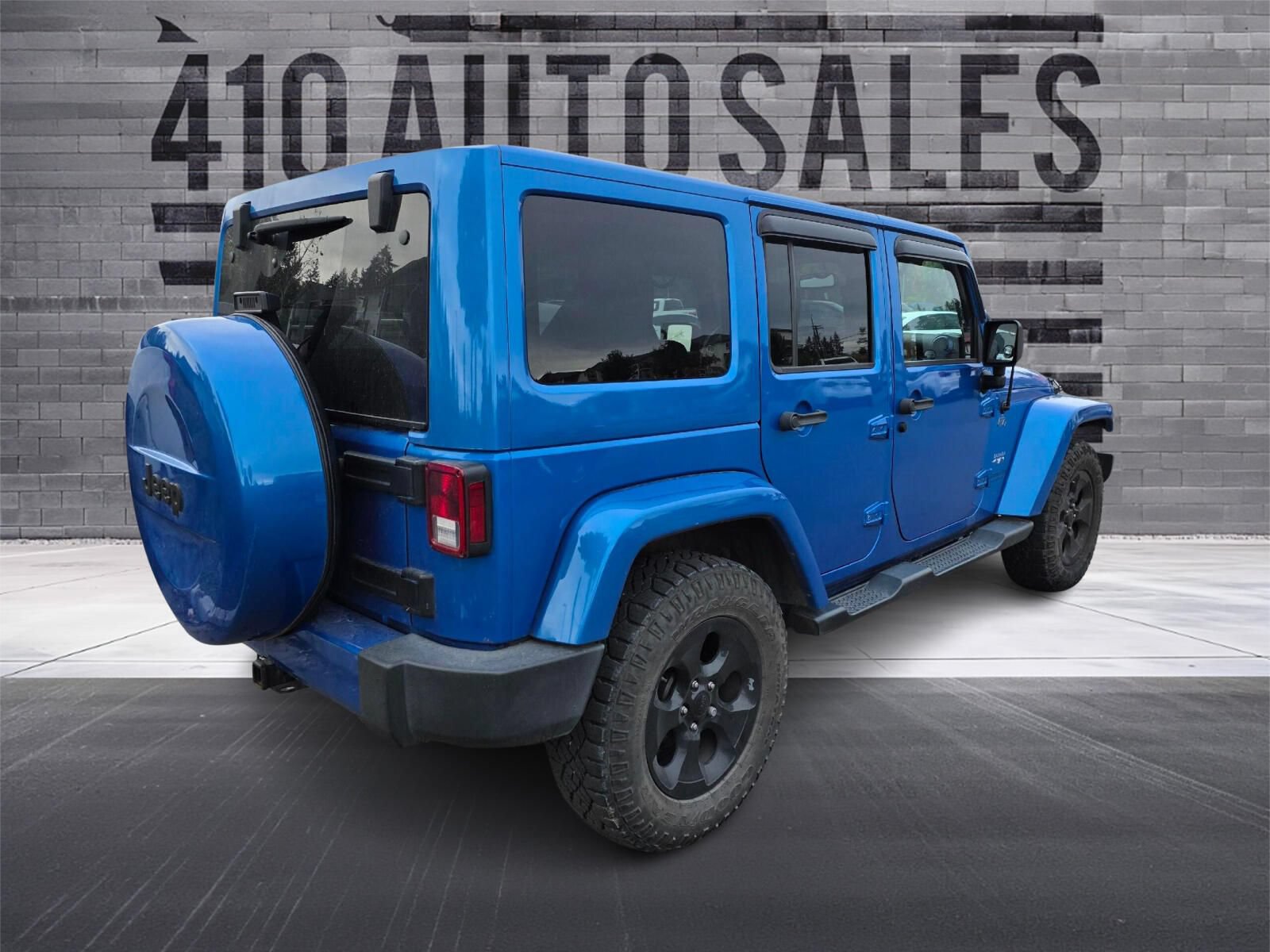 Used 2016 Jeep Wrangler Unlimited Sahara w/ Max Tow Package AWD/4WD image 3