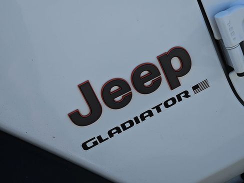 Used 2024 Jeep Gladiator Mojave w/ Safety Group AWD/4WD image 7