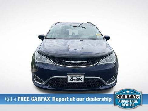 Used 2017 Chrysler Pacifica Touring-L w/ Tire & Wheel Group FWD image 3