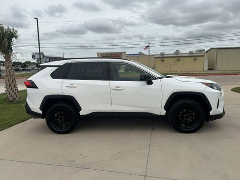 Used 2021 Toyota RAV4 LE FWD image 6