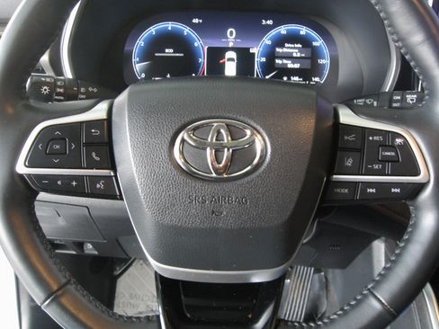 Used 2023 Toyota Highlander Limited image 14