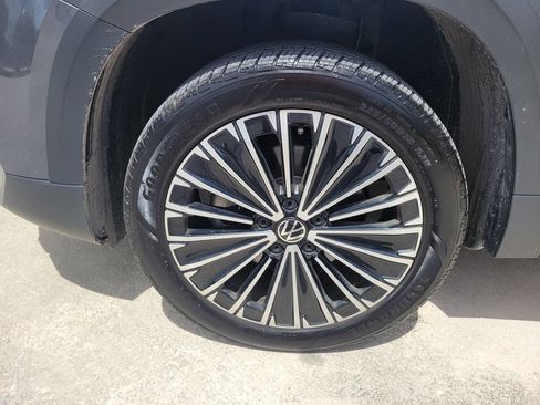 Used 2025 Volkswagen Taos SE FWD image 18