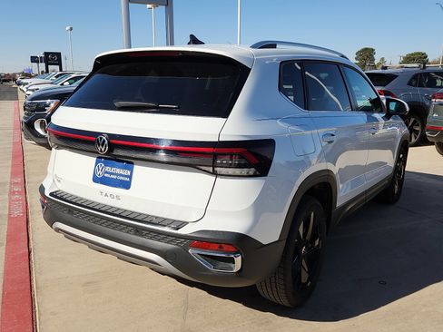 Certified 2025 Volkswagen Taos SE image 7