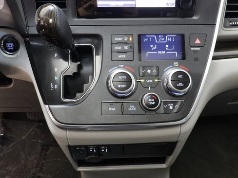 Used 2017 Toyota Sienna XLE image 12