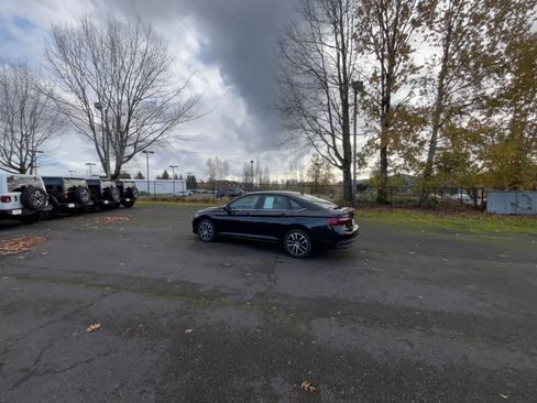 Used 2025 Volkswagen Jetta SE image 15