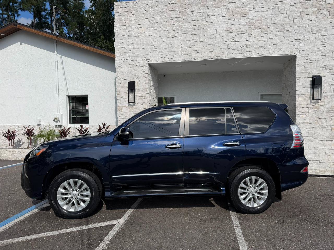 Used 2018 Lexus GX 460 Premium w/ Premium Package AWD/4WD image 2