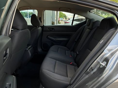 Used 2025 Nissan Altima 2.5 SV FWD image 12