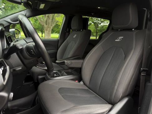 Used 2020 Chrysler Pacifica Touring w/ S Appearance Package FWD image 10