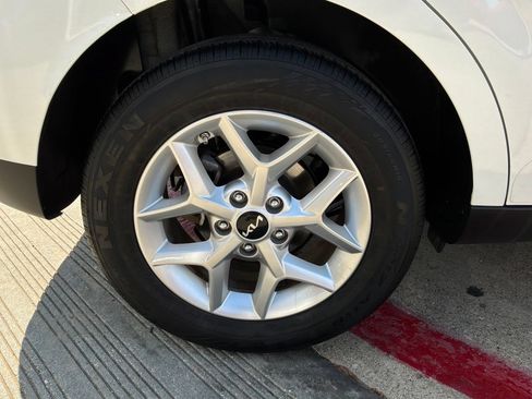 Used 2025 Kia Soul LX w/ LX Technology Package FWD image 9