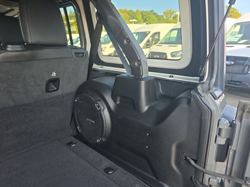 Used 2020 Jeep Wrangler Unlimited Sahara image 22