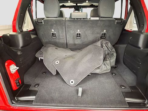 Used 2025 Jeep Wrangler Unlimited Sahara image 9