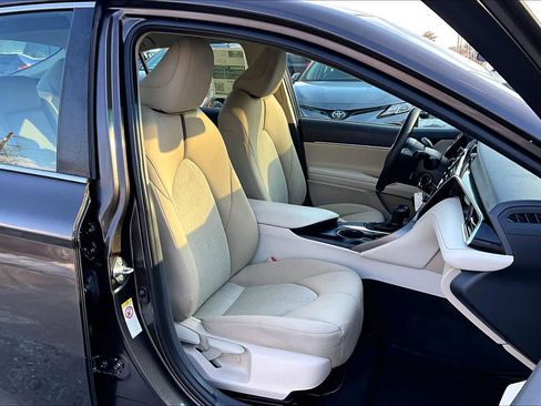 Used 2018 Toyota Camry LE image 8