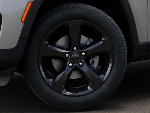 New 2025 Jeep Grand Cherokee Laredo image 8