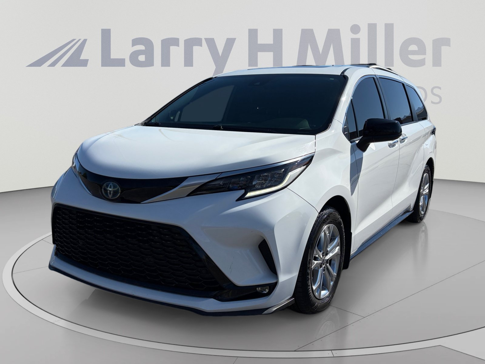 Certified 2022 Toyota Sienna XSE w/ XSE Plus Package AWD/4WD image 1