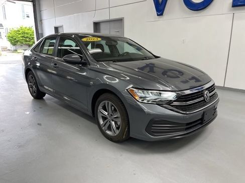 Certified 2023 Volkswagen Jetta SE FWD image 5