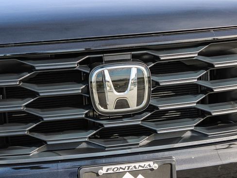 Used 2025 Honda Pilot Sport image 11