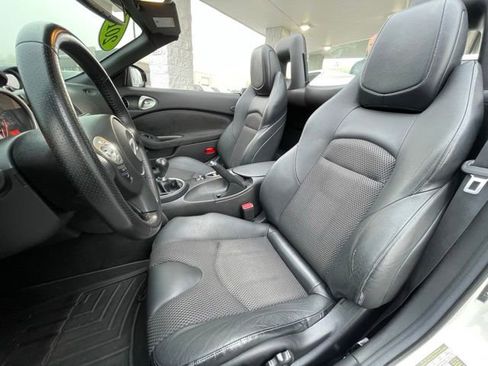 Used 2017 Nissan 370Z Touring Sport RWD image 19