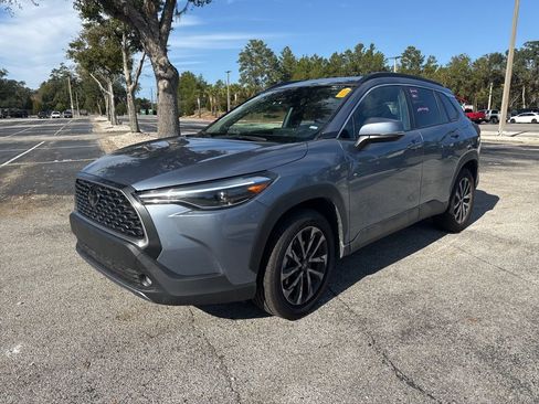 Used 2024 Toyota Corolla Cross XLE image 3