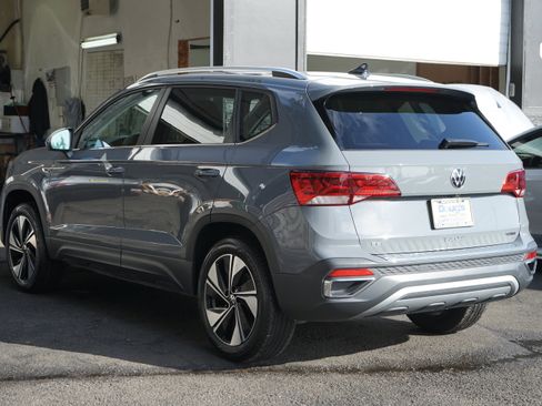 Used 2024 Volkswagen Taos SE image 5