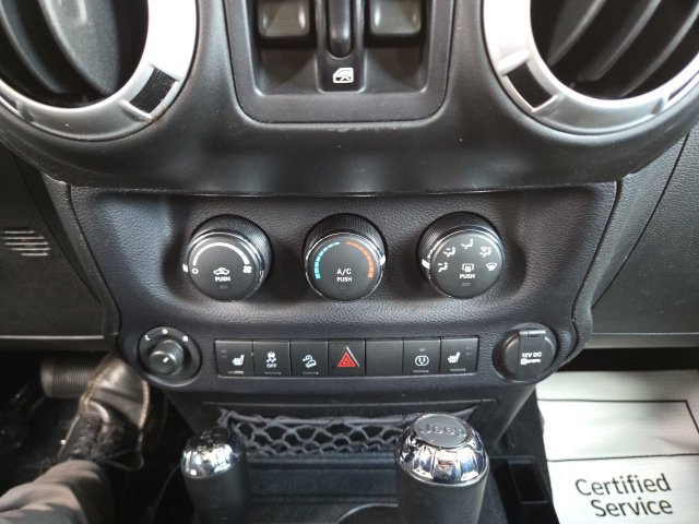 Used 2015 Jeep Wrangler Unlimited Sahara w/ Connectivity Group AWD/4WD image 13