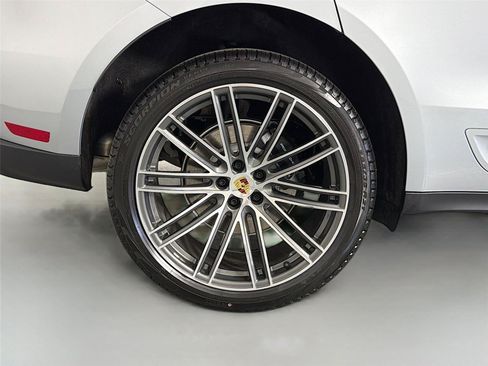 Certified 2026 Porsche Macan AWD/4WD image 13