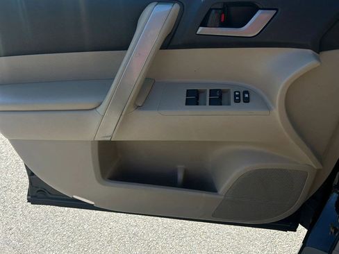 Used 2012 Toyota Highlander SE w/ Tow Pkg AWD/4WD image 19