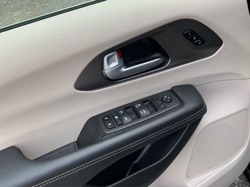 Used 2024 Chrysler Pacifica Touring-L FWD image 21