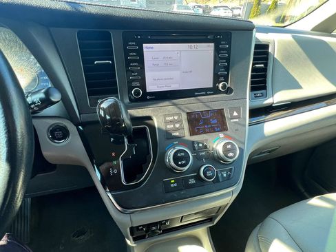 Used 2019 Toyota Sienna XLE FWD image 16