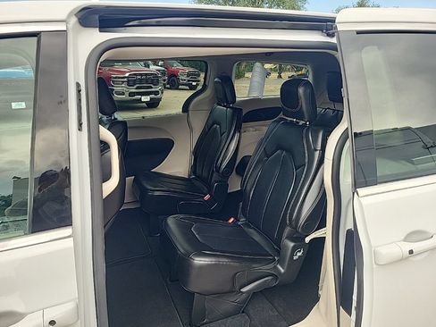 Used 2024 Chrysler Pacifica Touring-L FWD image 15
