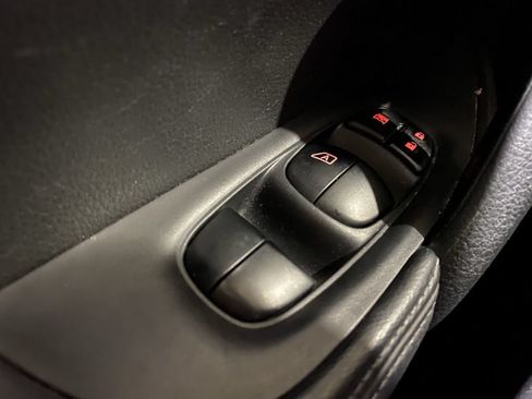Used 2015 Nissan Rogue SV FWD image 9