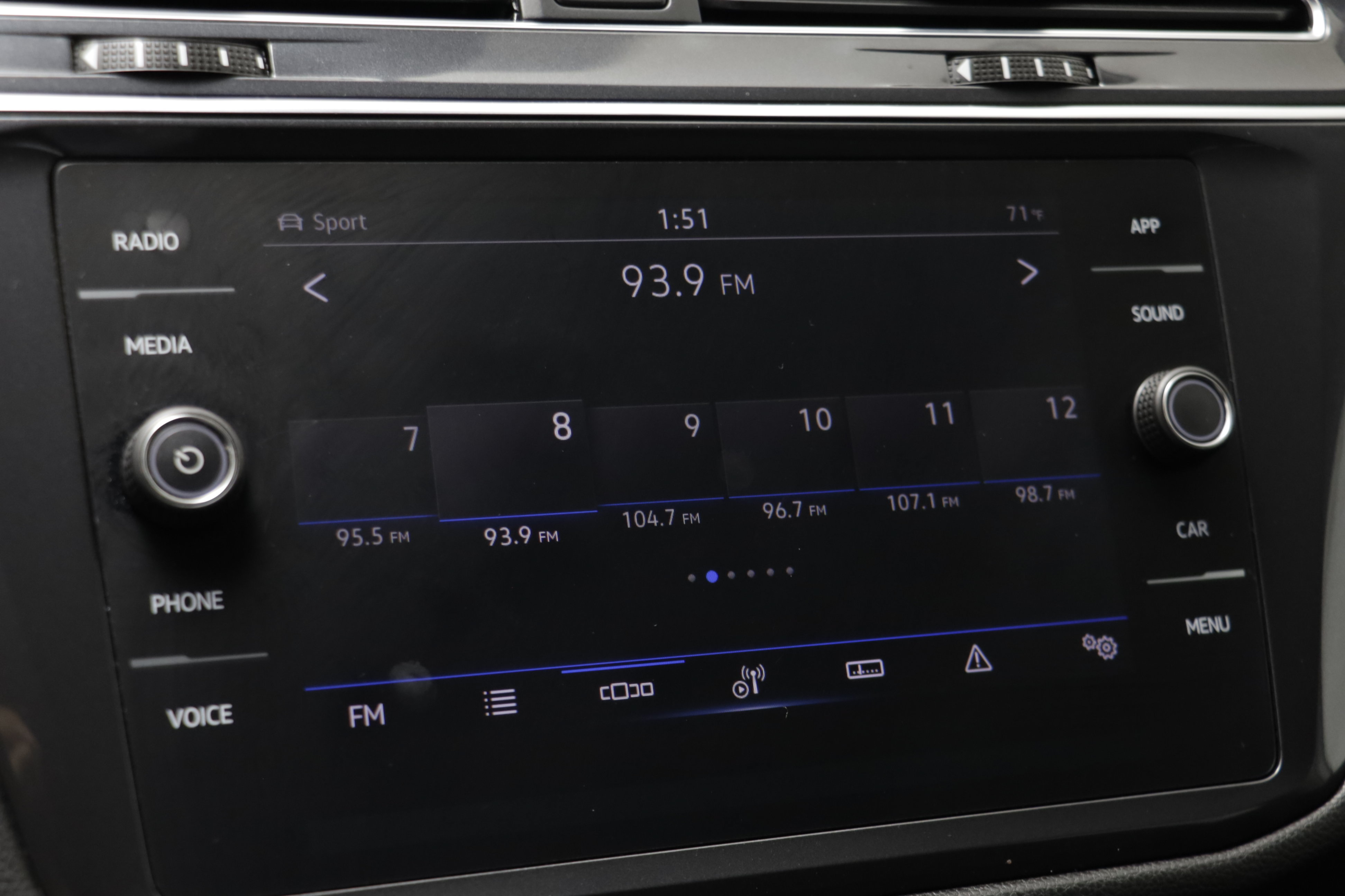 Used 2022 Volkswagen Tiguan SE AWD/4WD image 8