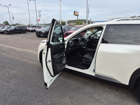 Used 2024 Nissan Pathfinder SL AWD/4WD image 9