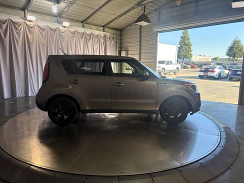 Used 2017 Kia Soul FWD image 4