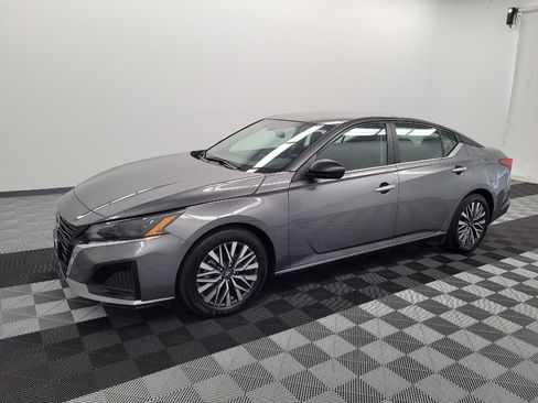 Used 2025 Nissan Altima 2.5 SV FWD image 2