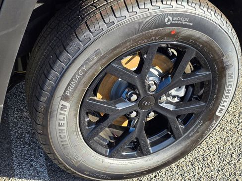 New 2025 Jeep Grand Cherokee Laredo image 6