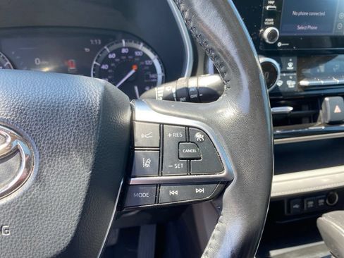 Used 2020 Toyota Highlander XLE AWD/4WD image 25