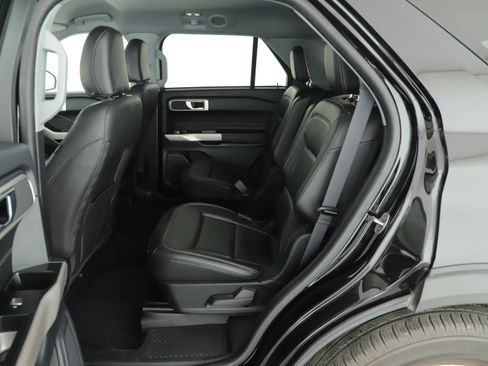 Used 2024 Ford Explorer XLT w/ Equipment Group 202A image 6