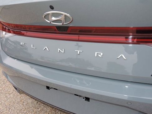Used 2022 Hyundai Elantra Limited image 12