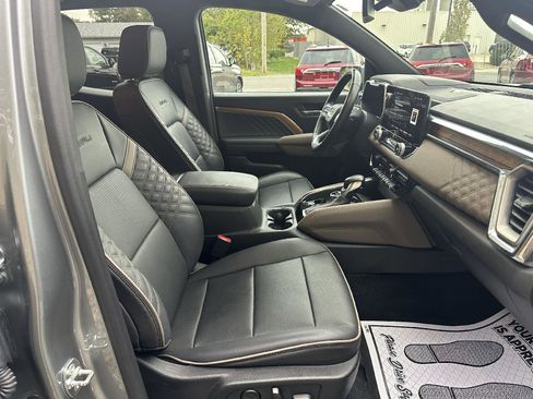 Used 2024 GMC Canyon Denali image 12