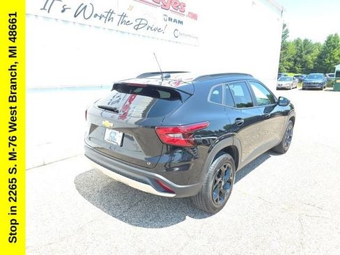 Used 2025 Chevrolet Trax LT FWD image 8