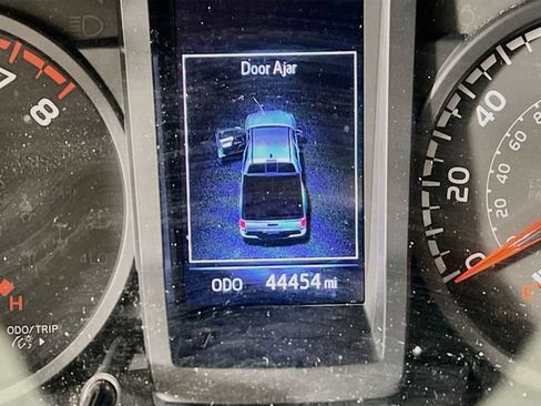 Used 2022 Toyota Tacoma SR AWD/4WD image 9