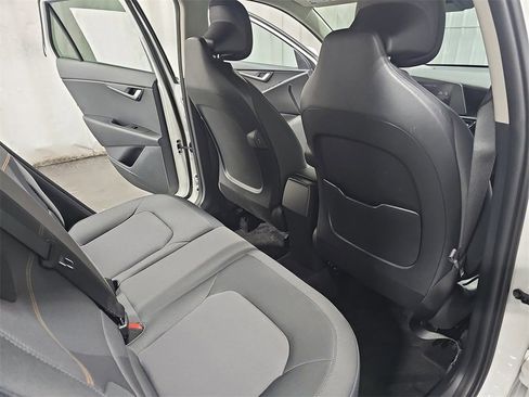 Used 2024 Kia Niro LX image 11