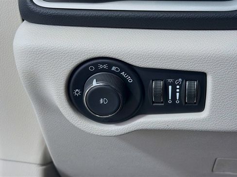 Used 2024 Chrysler Pacifica Touring-L FWD image 12